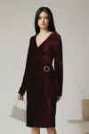 Rochie eleganta din catifea burgundy cu insertii din fir lurex si catarama in talie