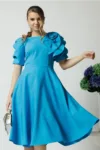 Rochie eleganta din stofa albastra cu floare maxi pe bust si maneci bufante