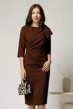 Rochie eleganta din stofa maro cu funda maxi pe umar si fronseu in talie