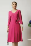 Rochie eleganta din triplu voal fucsia cu floare maxi in talie