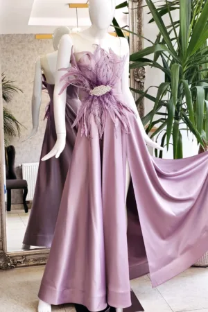 Rochie eleganta lunga din tafta lila acesorizata cu pene