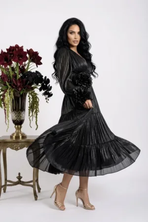 Rochie elegantă midi din voal plisat cu design deosebit și flori maxi detasabile