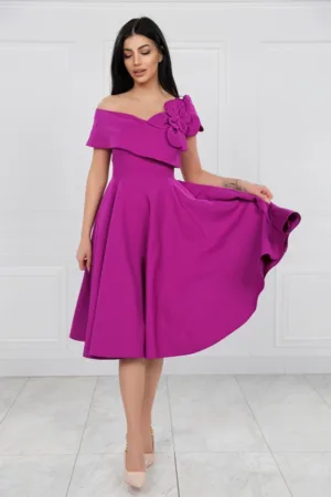 Rochie eleganta mov cu croiala in clos si floare pe umar
