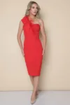 Rochie eleganta mulata pe corp de culoare rosie prevazuta cu pene