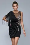 Rochie eleganta neagra accesorizata cu o floare pe un umar si franjuri negri
