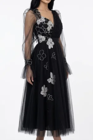 Rochie elegantă neagră din tulle fin accesorizată cu flori maxi și broderie