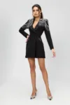 Rochie eleganta tip sacou cu accesorii pretioase pe umeri