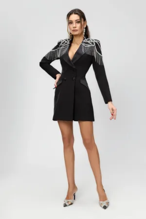 Rochie eleganta tip sacou cu accesorii pretioase pe umeri