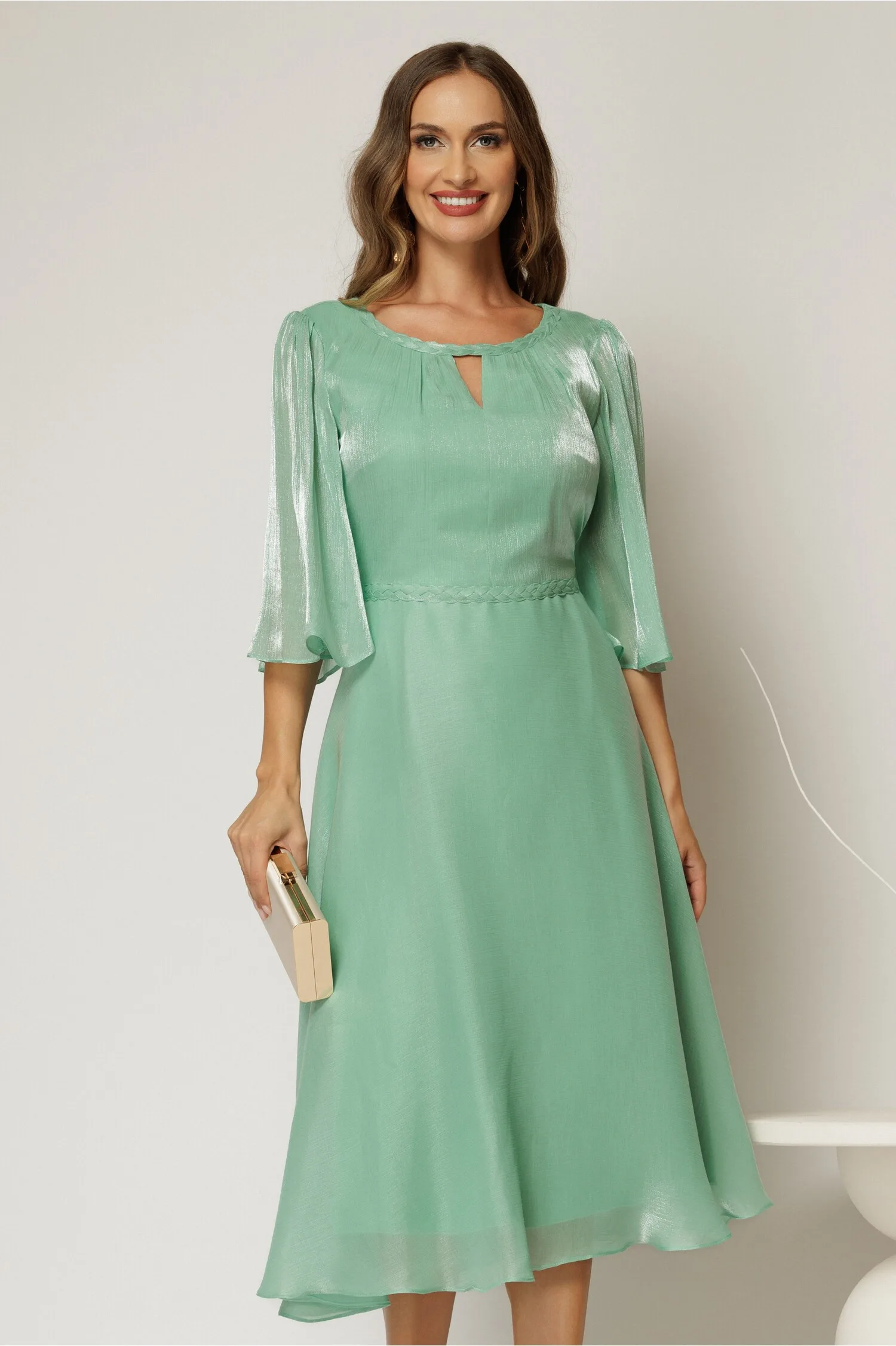 Rochie eleganta verde din voal peliculizat cu decolteu cu decupaj