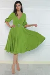 Rochie eleganta verde fistic cu maneci sparte si detaliu pretios