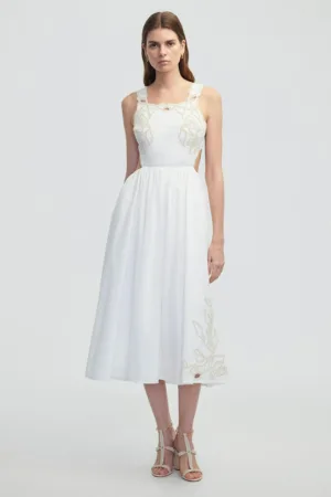 Rochie evazata cu broderie si decupaj pe spate