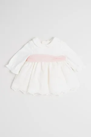 Rochie evazata cu detaliu contrastant in talie