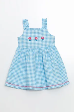Rochie evazata cu model in carouri si broderie florala