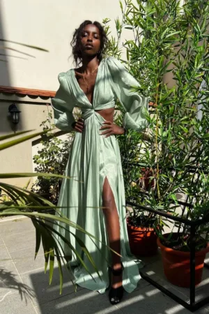 Rochie evazata cu slit pe picior si decolteu adanc in V - Verde