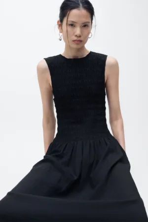 Rochie fara maneci cu model cu snururi
