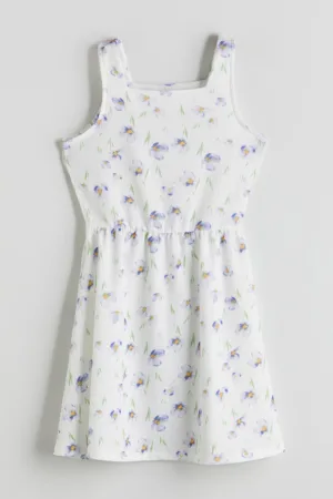 Rochie fara maneci cu model floral si decolteu patrat