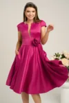 Rochie fucsia din satin cu trandafir in talie