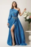 Rochie lunga albastra din voal plisat cu un umar gol si strasuri in talie