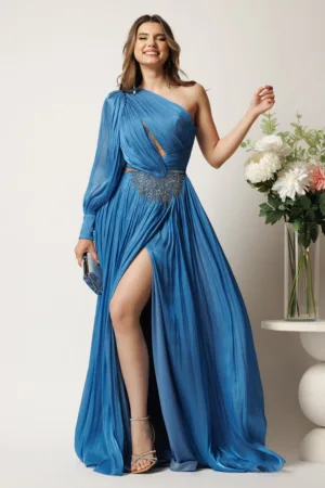 Rochie lunga albastra din voal plisat cu un umar gol si strasuri in talie