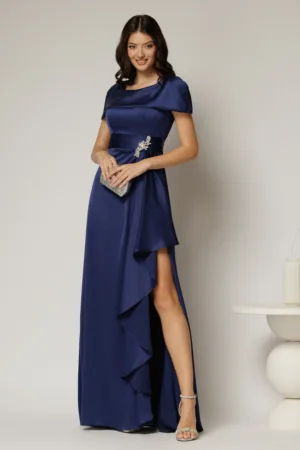 Rochie lunga beumarin din satin cu slit pe picior si aplicatie pe talie