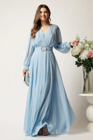 Rochie lunga bleu din voal in clos cu strasuri si franjuri la umeri