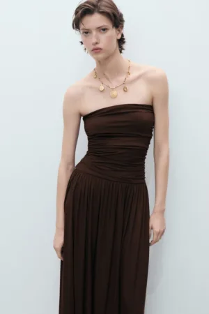 Rochie lunga cu model drapat si decolteu pe umeri
