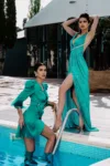 Rochie lunga de ocazie de culoare turquoise cu fusta plisata si lant de cristale pe spate
