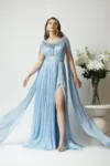 Rochie lunga de ocazie din voal bleu cu maneci ample si strasuri la decolteu