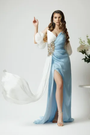Rochie lunga eleganta din voal bleu cu alb si strasuri in talie