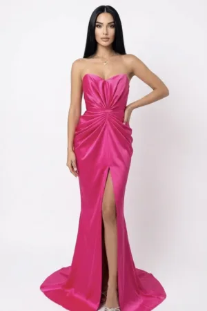 Rochie lungă fucsia cu falduri în lateral și șliț în partea din față