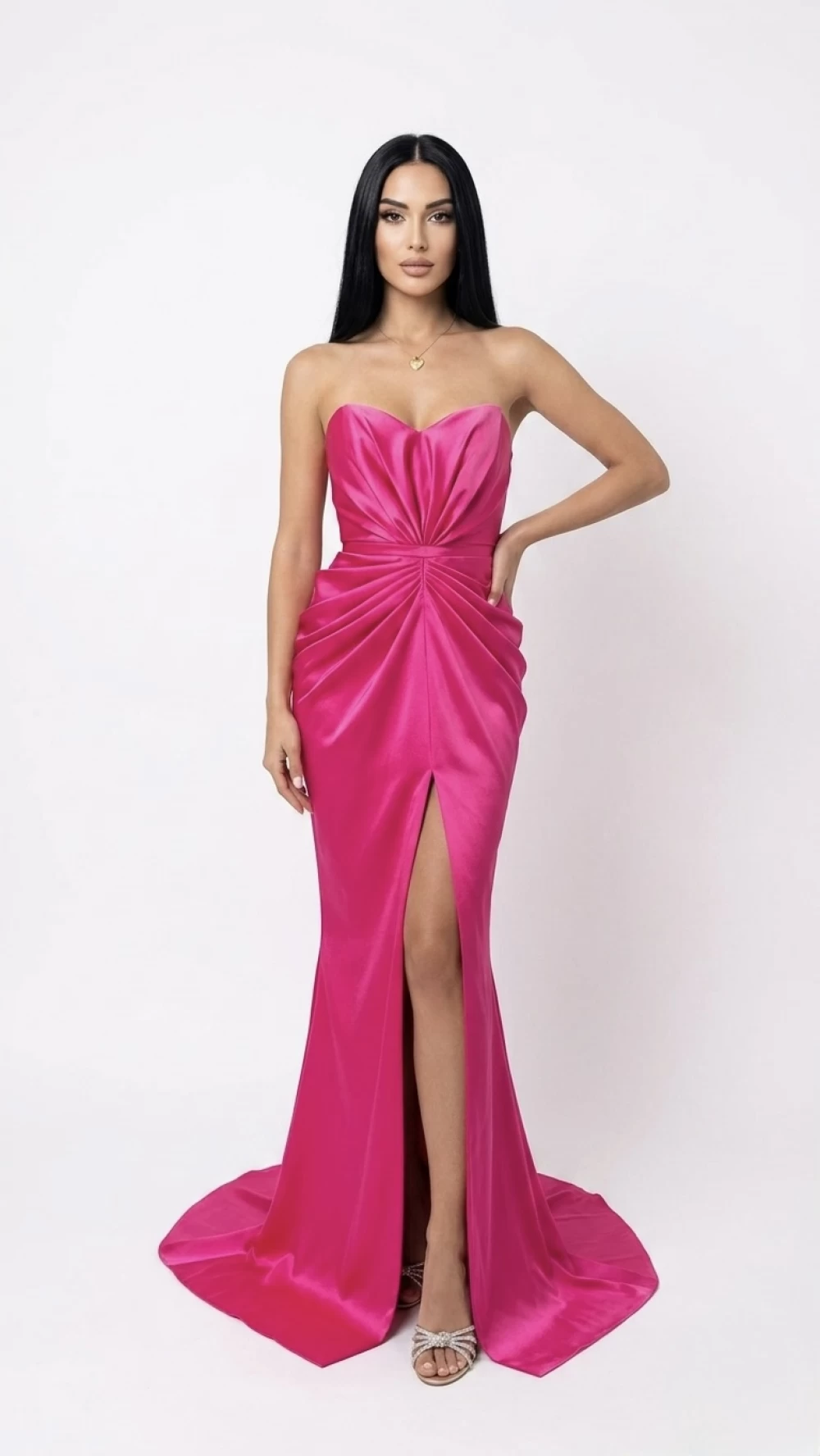 Rochie lungă fucsia cu falduri în lateral și șliț în partea din față