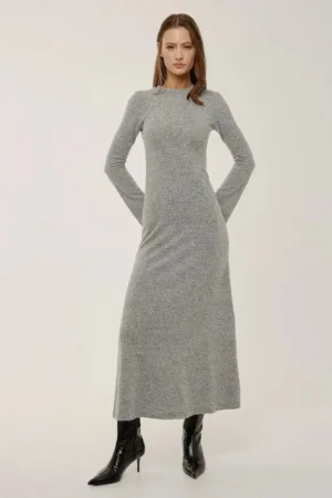 Rochie lunga la baza gatului cu maneci lungi