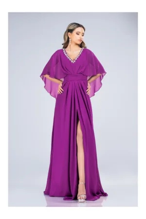 Rochie lunga magenta din voal cu strasuri la decolteu si maneci tip capa