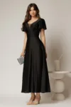Rochie lunga neagra de ocazie cu decolteu adanc si maneci scurte evazate