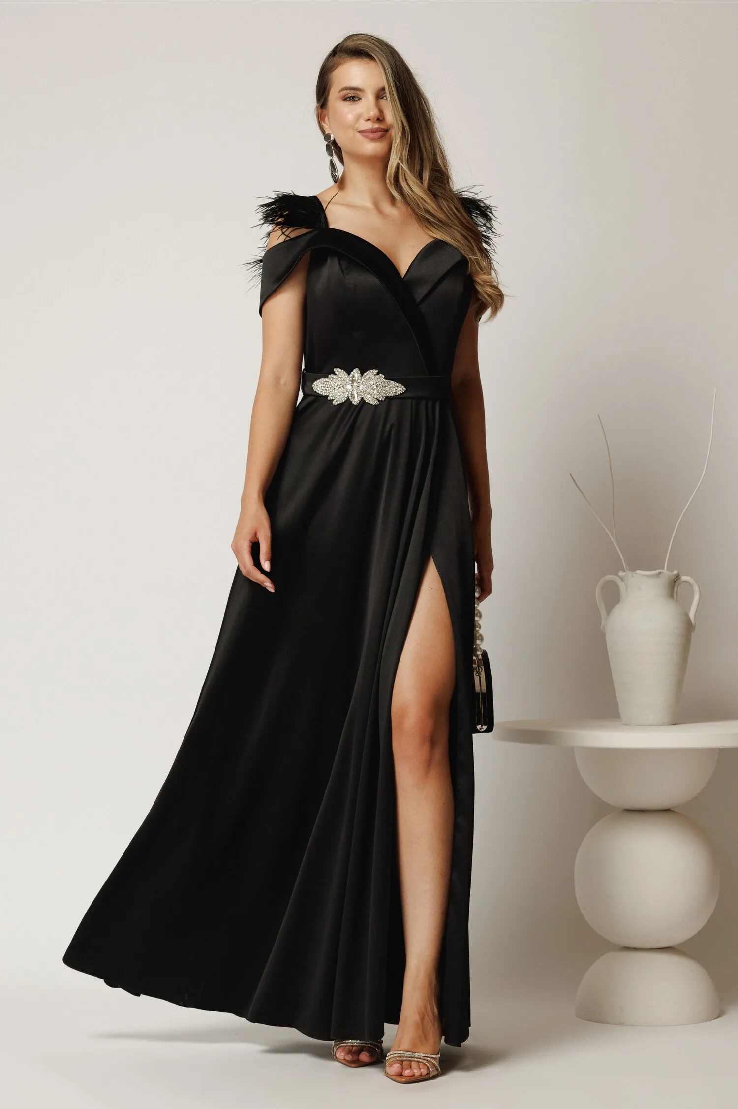 Rochie lunga neagra din tafta cu accesoriu in talie si pene la umeri