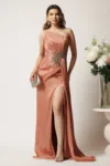 Rochie lunga roz coniac din voal plisat cu strasuri pe talie