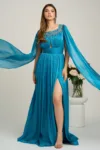 Rochie lunga turcoaz din voal cu maneci ample si strasuri la decolteu