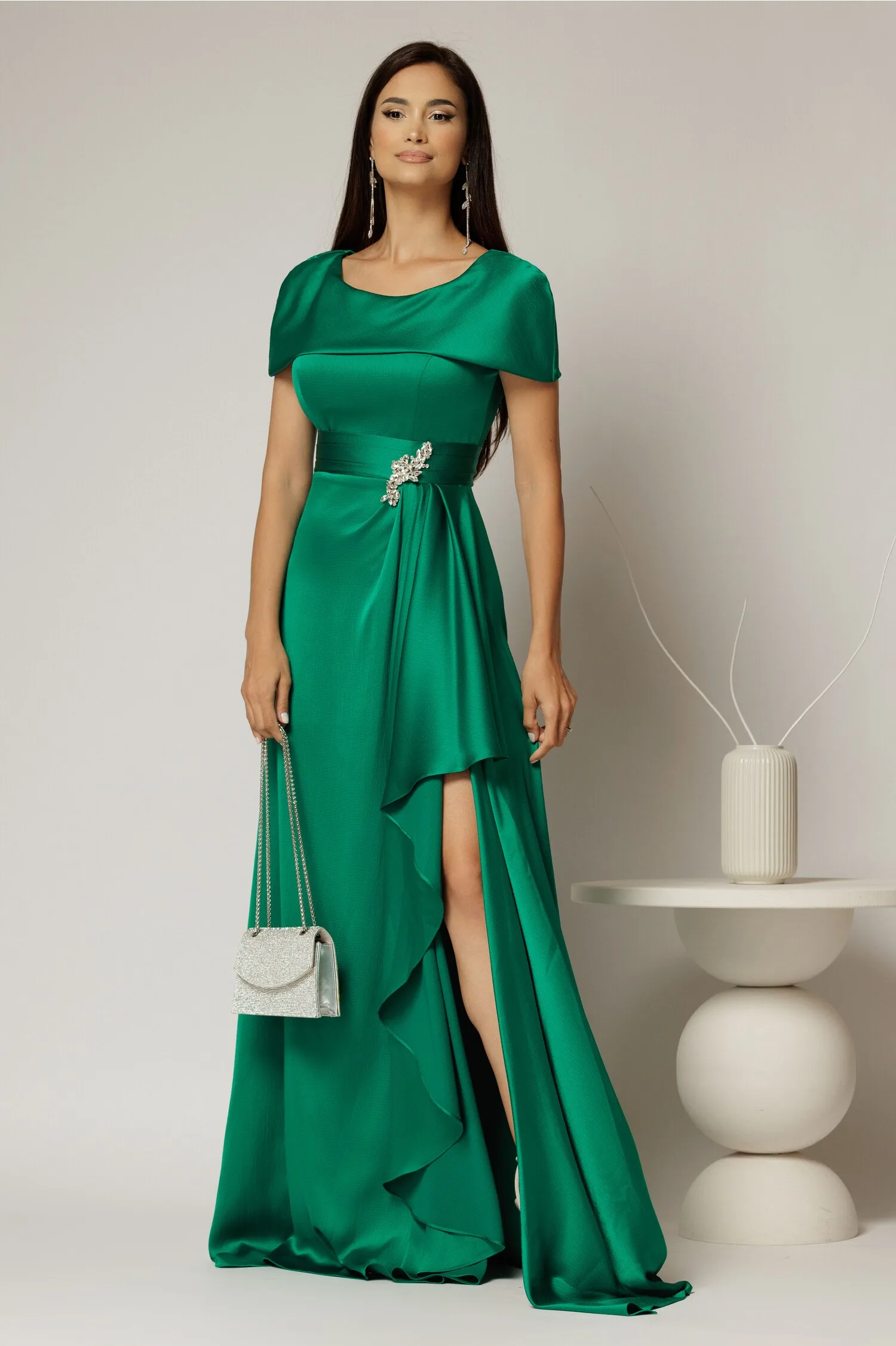 Rochie lunga verde din satin cu slit pe picior si aplicatie pe talie