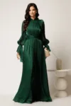 Rochie lunga verde din voal cu aspect satinat si maneci clopot la baza
