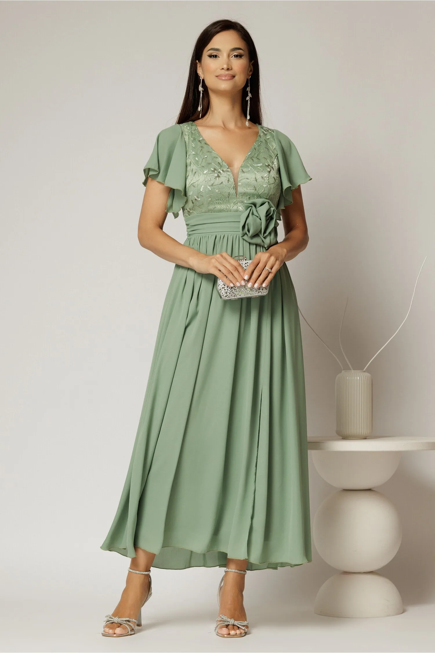 Rochie lunga verde fistic de ocazie cu broderie la bust si detaliu in talie