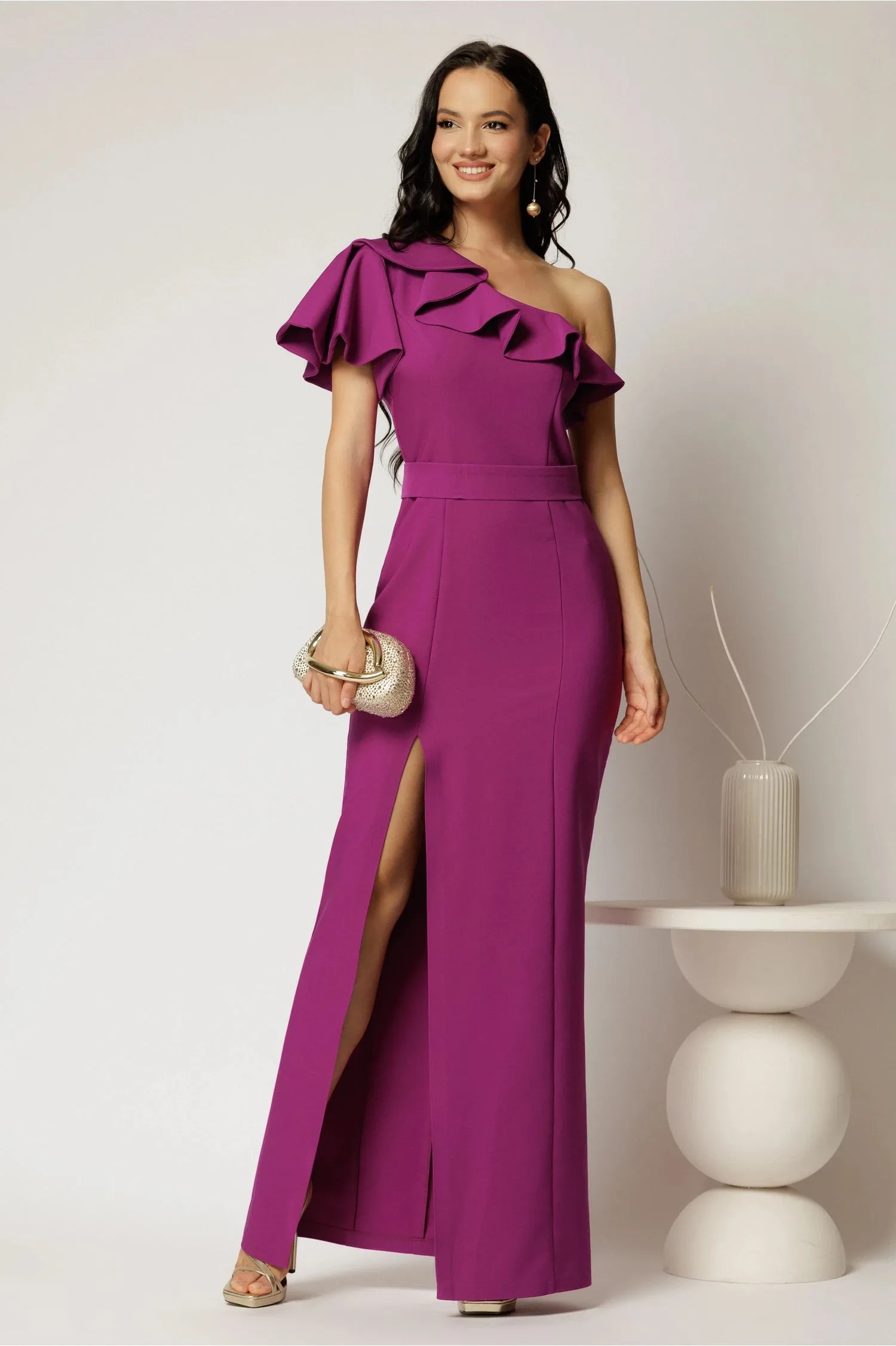 Rochie magenta lunga de ocazie pe un umar cu volanas si slit pe picior