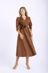 Rochie maro cu croi in clos si lungimea midi