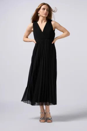 Rochie maxi cu pliuri si detaliu de lant pe partea din spate
