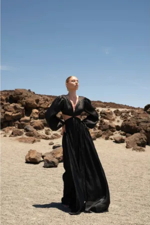 Rochie maxi cu slit pe picior si decolteu adanc - Negru