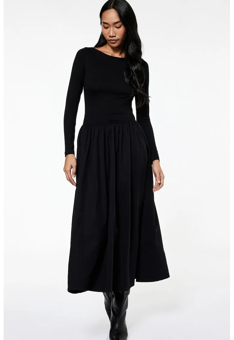 Rochie maxi evazata cu decolteu barcuta