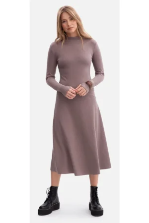 Rochie midi - B299 Cacao cu dungi - top mulat - evazat la baza - maneci lungi cu orificii pentru degete - top cu guler inalt - fara inchizatoare