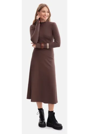 Rochie midi - B299 Maro cu dungi - top mulat - evazat la baza - maneci lungi cu orificii pentru degete - top cu guler inalt - fara inchizatoare