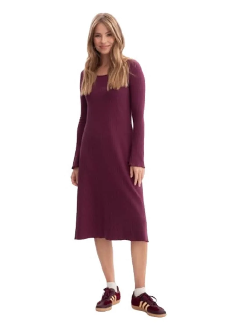 Rochie midi - B308 Pruna S - Tricotaj cu nervuri - Casual - Maneci lungi - Decolteu rotund - Croiala lejera - Stil minimalist - Se muleaza in partea de sus - Evazat la baza