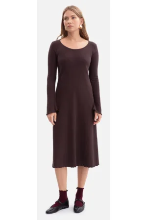 Rochie midi - B308 ciocolata tricot cu dungi - casual - decolteu rotund - necaptusita - fara buzunare - maneci lungi - usor evazata in partea de jos - fara inchizatoare