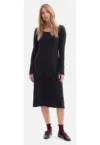 Rochie midi - B308 neagra tricot cu dungi - casual - decolteu rotund - necaptusita - fara buzunare - maneci lungi - usor evazata in partea de jos - fara inchizatoare